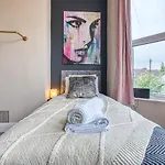 Lovely 2 Bedroom Apartment - Sleeps 9