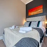Lovely 2 Bedroom Apartment - Sleeps 9