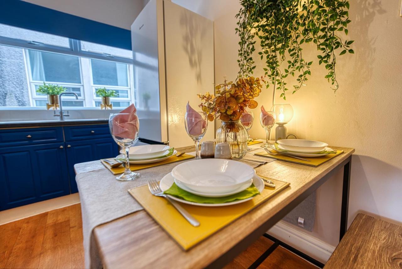 Lovely 2 Bedroom - Sleeps 9 Bristol