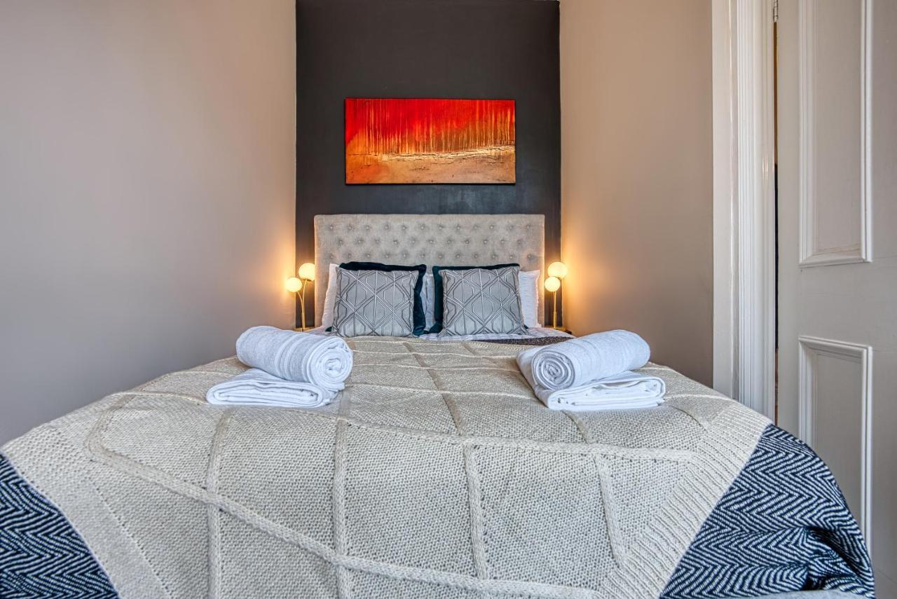 Lovely 2 Bedroom - Sleeps 9 Apartment
