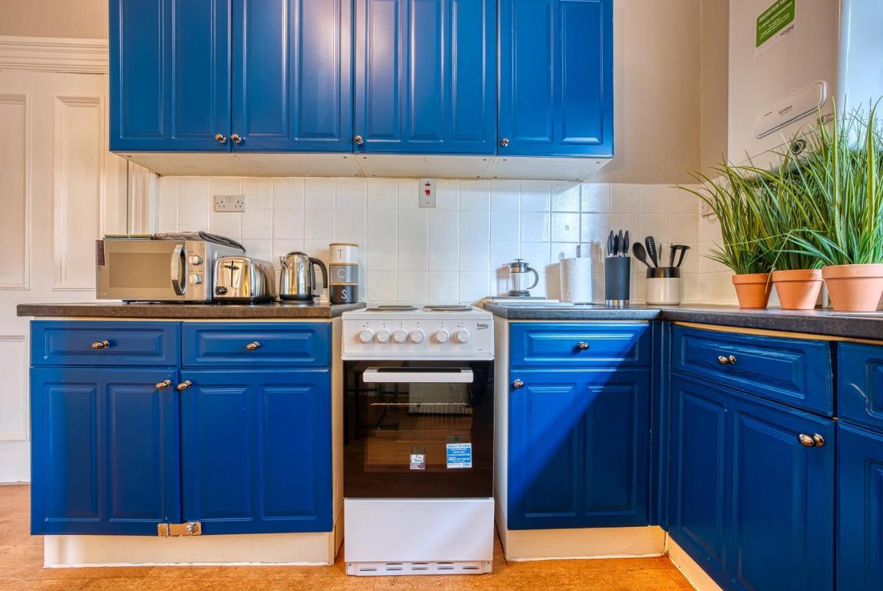 Lovely 2 Bedroom - Sleeps 9 Bristol